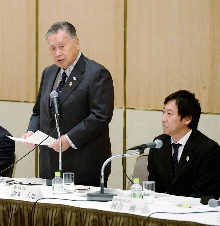2015年1月、東京オリンピック・パラリンピック競技大会組織委員会が第2回アスリート委員会を開催。冒頭であいさつする森喜朗会長(左)。右隣は鈴木大地氏=東京都新宿区(寺河内美奈撮影)