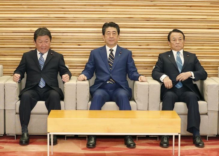 閣議に臨む安倍首相(中央)ら=20日午前、首相官邸