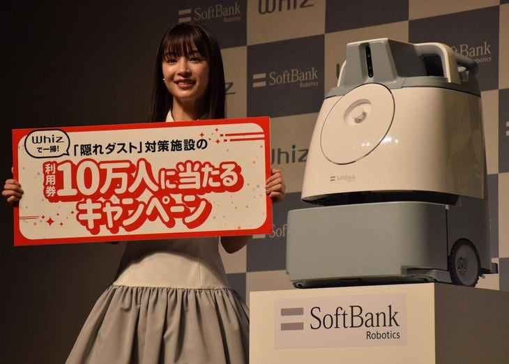 AI搭載の業務用掃除機をPRする女優の広瀬すずさん=3日、東京都渋谷区