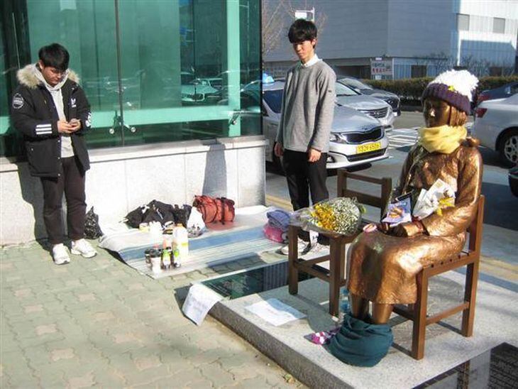 韓国・釜山の日本総領事館前に設置された慰安婦像(名村隆寛撮影)