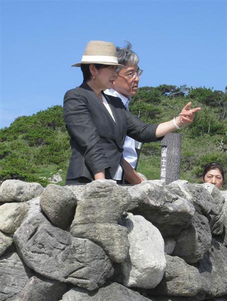 高台で式根島の説明を受ける小池百合子知事=29日、新島村(大泉晋之助撮影)