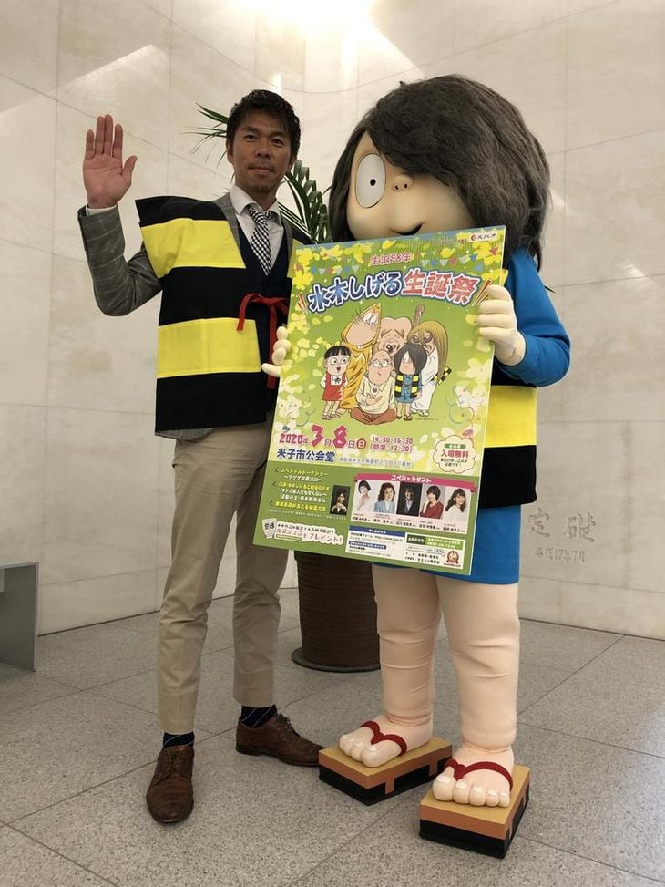「生誕98年水木しげる生誕祭」のPRで来社した鬼太郎(左は鳥取県観光交流局まんが王国官房係長西小路聡さん)