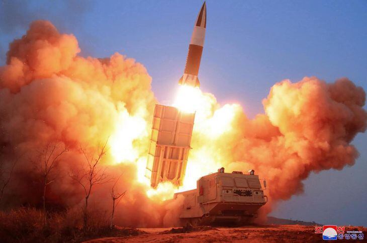 北朝鮮が21日に発射したミサイル。朝鮮中央通信は「戦術誘導弾」としている(朝鮮中央通信=共同)