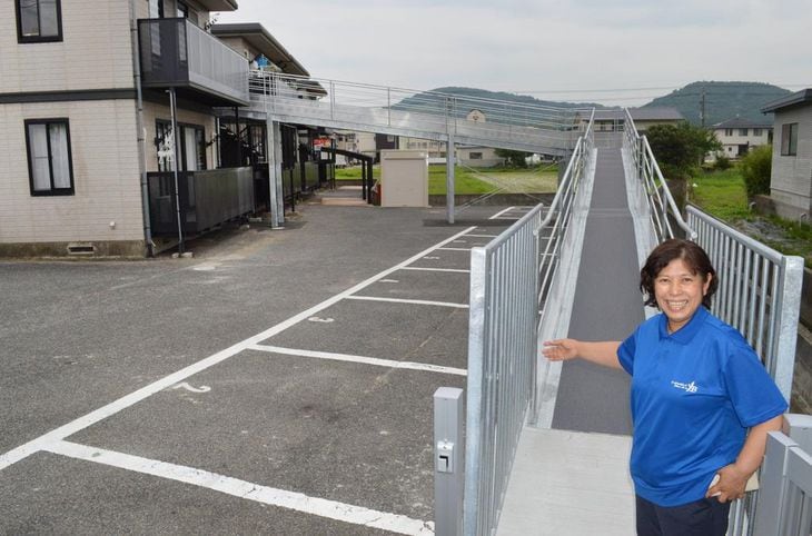 「普段使いできる避難所が必要です」と話す津田由紀子さん。車いすで2階に上がれるスロープを設置した=6月29日、岡山県倉敷市真備町