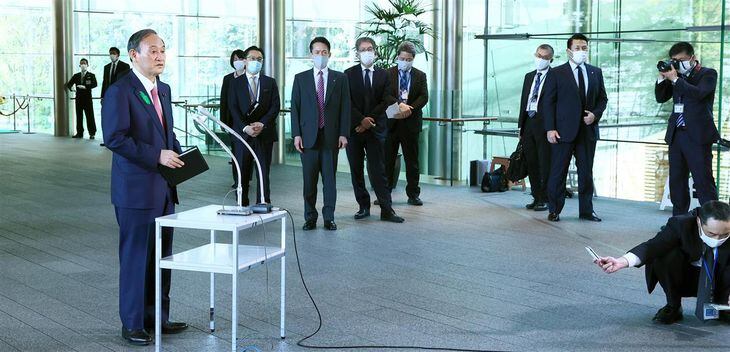 記者団の取材に応じる菅義偉首相=19日午前、首相官邸(春名中)