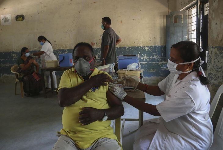 インド南部ハイデラバードで、新型コロナウイルスのワクチン接種を受ける男性=5月30日(AP)