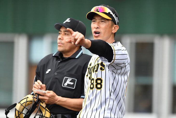 今年2月の練習試合で選手交代を告げる阪神・矢野燿大監督。異例のシーズンは知力、戦力が問われる(撮影・水島啓輔)
