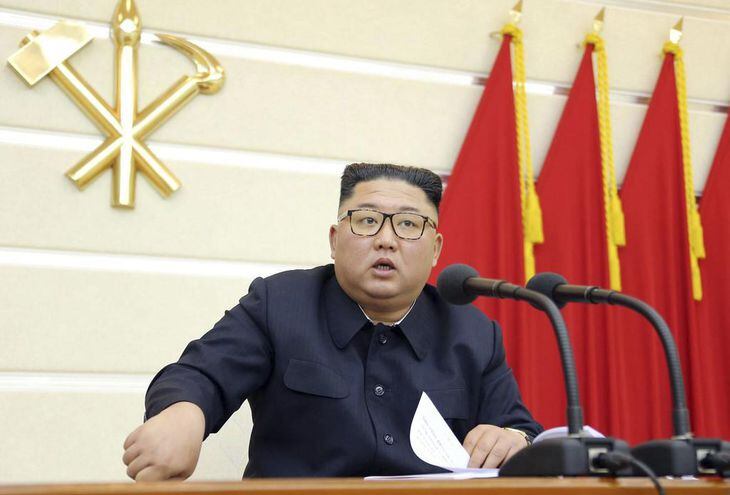 朝鮮労働党の政治局拡大会議を指導する金正恩党委員長。朝鮮中央通信が2月29日報じた(朝鮮通信=共同)