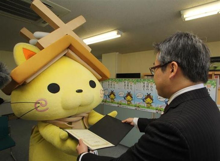 岸田和俊・島根県弁護士会長から感謝状を受け取るしまねっこ