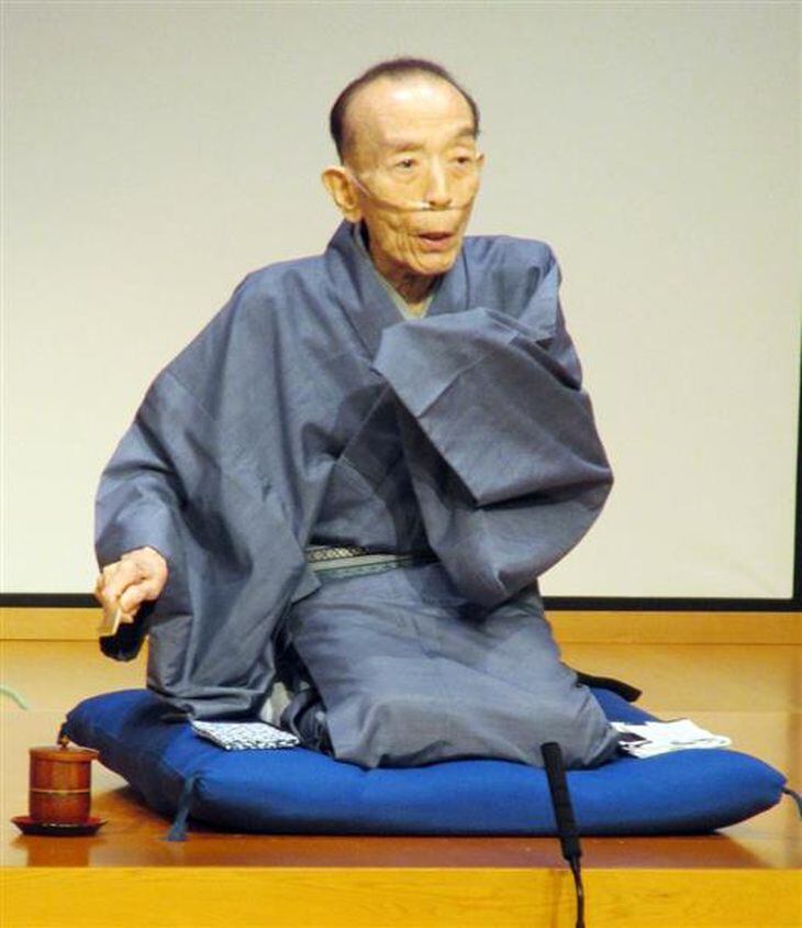 高座で落語「小間物屋政談」を口演する桂歌丸さん。平成29年8月以来、久しぶりの寄席復帰になった=4月