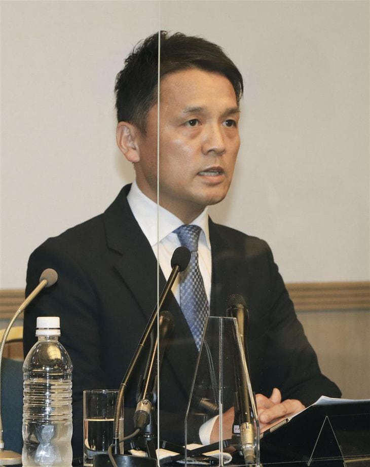 記者会見で衆院選愛媛1区から立候補することを表明した友近聡朗氏=28日午後、松山市