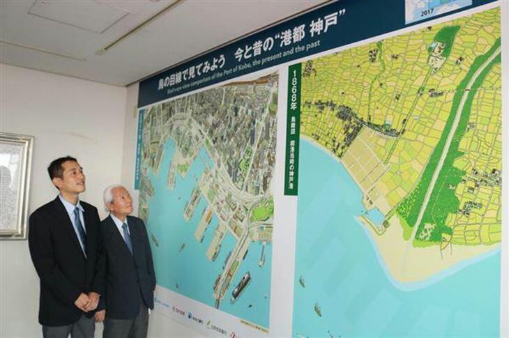 神戸開港150年を記念して、神戸市役所24階展望台ロビーに登場した開港当時と現在の神戸港の鳥瞰図=神戸市中央区