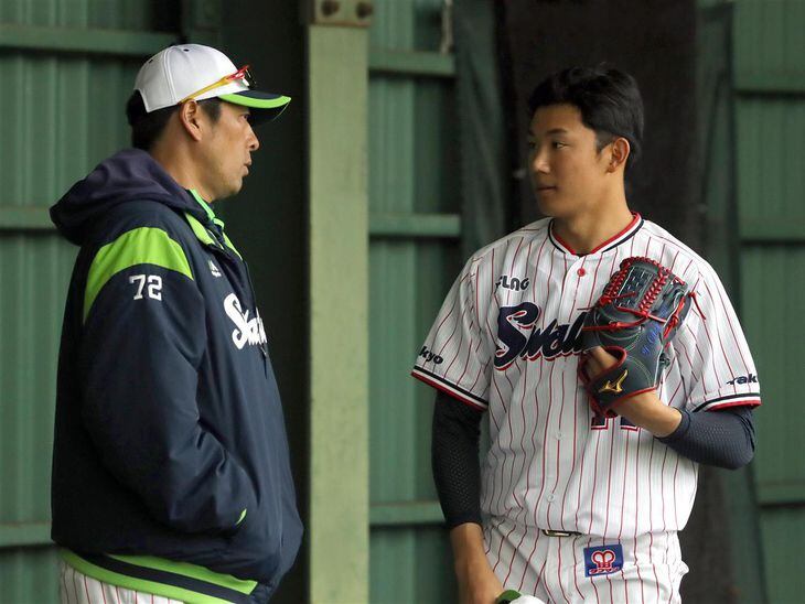 小野寺コーチ(左)は昨季、二人三脚で奥川を指導した =昨年2月22日撮影