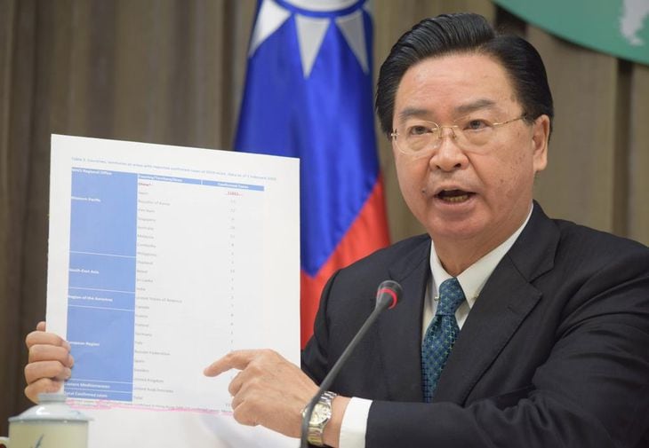 2日、台北の外交部で、サイトのコピーを指さして世界保健機関を批判する台湾の呉●(=刊の干を金に)燮外交部長(田中靖人撮影)