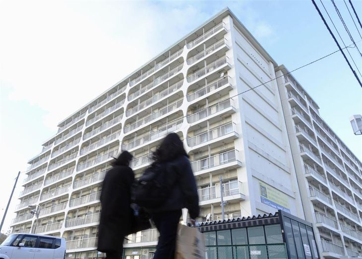 4歳男児が転落した札幌市南区のマンション=10日