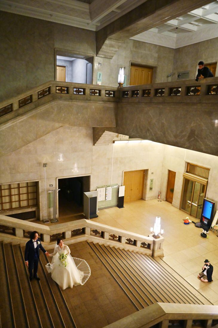 東京国立博物館は挙式ができないカップルに結婚写真の撮影場所として人気がある。開館前と開館後、予約者に本館大階段が貸し出される =東京都台東区(宮崎瑞穂撮影)
