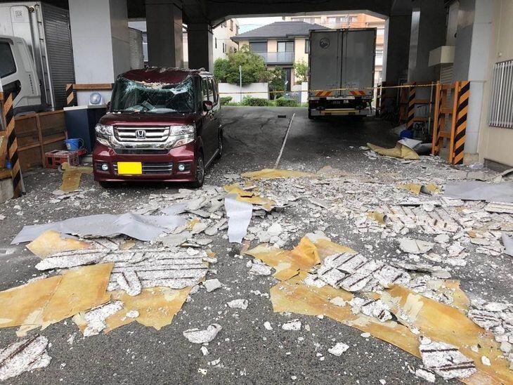 コンクリート片が剥がれ落ちたJR東海道線住吉-六甲道の高架橋下=神戸市灘区(JR西日本提供)