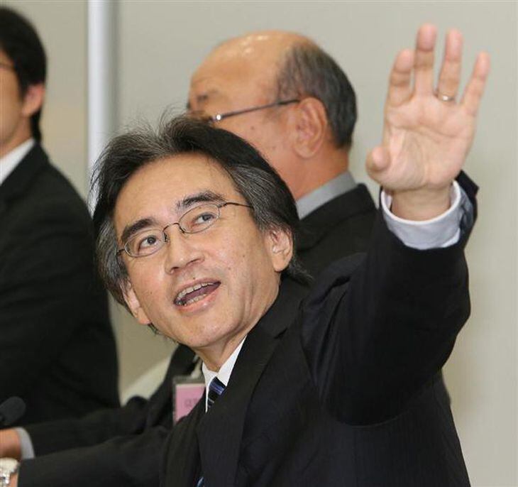任天堂決算発表 4期ぶりの営業黒字を報告する任天堂の岩田聡社長(手前)=7日、大阪市中央区・大阪取引所(寺口純平撮影)