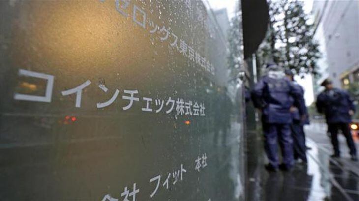 仮想通貨「NEM」が流失したコインチェック本社が入るビルの前には警察官の姿が見られた=1日、東京都渋谷区(桐山弘太撮影)