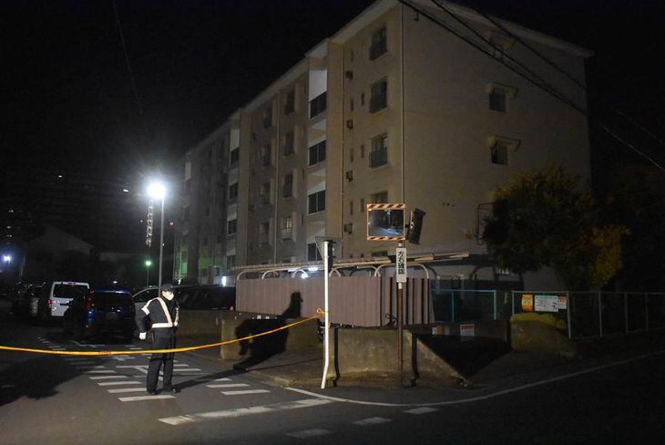 一室で2人が血を流して倒れているのが見つかった、さいたま市桜区の集合住宅=9日(内田優作撮影)