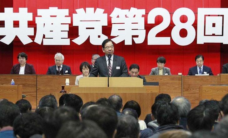 共産党の第28回党大会で、綱領改定の討論について発言する志位委員長(中央)=18日午前、静岡県熱海市