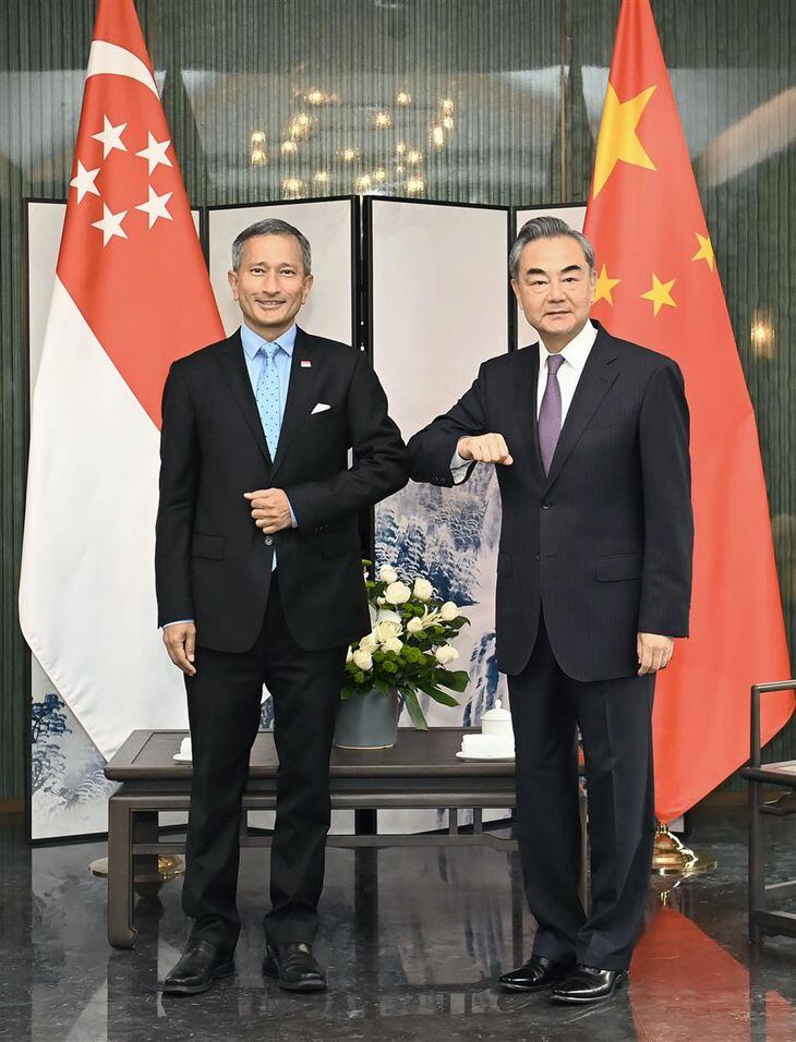 シンガポールのバラクリシュナン外相(左)と会談した王毅国務委員兼外相=3月31日、中国・福建省(新華社=共同)