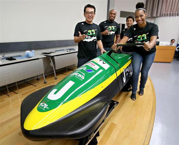 2016年10月25日、ジャマイカ・ボブスレー連盟向けに開発した2人乗り新型機「下町スペシャル」の完成品を披露する推進委員会とジャマイカ選手ら=東京都大田区(桐原正道撮影)