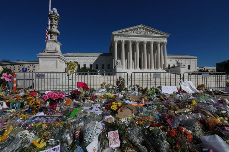 ギンズバーグ氏の死を悼み、米首都ワシントンの最高裁前に手向けられた花束=21日(ゲッティ=共同)