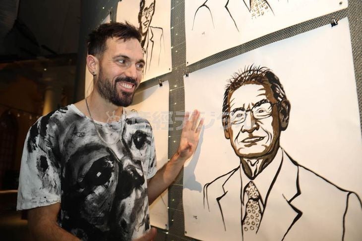 ノーベル化学賞の吉野彰さんの似顔絵を描いた画家のニクラス・エルメヘードさん=12月2日、スウェーデン・ストックホルム市内のノーベル博物館(桑村大撮影)