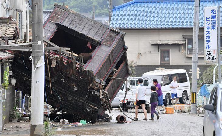 【熊本豪雨】83歳独居女性、屋根に上がり脱いだ服を振った