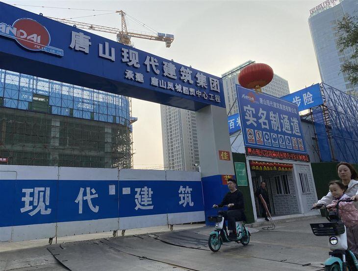 河北省唐山市の建設現場。新型コロナ後、中国各地ではマンションなどの建設が活発になっている=10月(三塚聖平撮影)