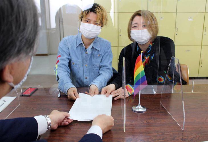 パートナーシップの宣誓書を提出する茂田まみこさん(左)と長村さと子さん=1日午前、足立区梅田(橘川玲奈撮影)一部画像処理しています