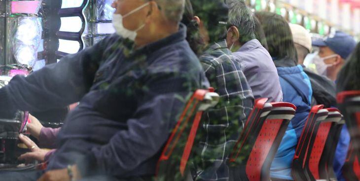 都の休業要請にもかかわらず営業を続けるパチンコ店。客がひっきりなしに出入りしていた=28日午後、東京都葛飾区亀有(飯田英男撮影)