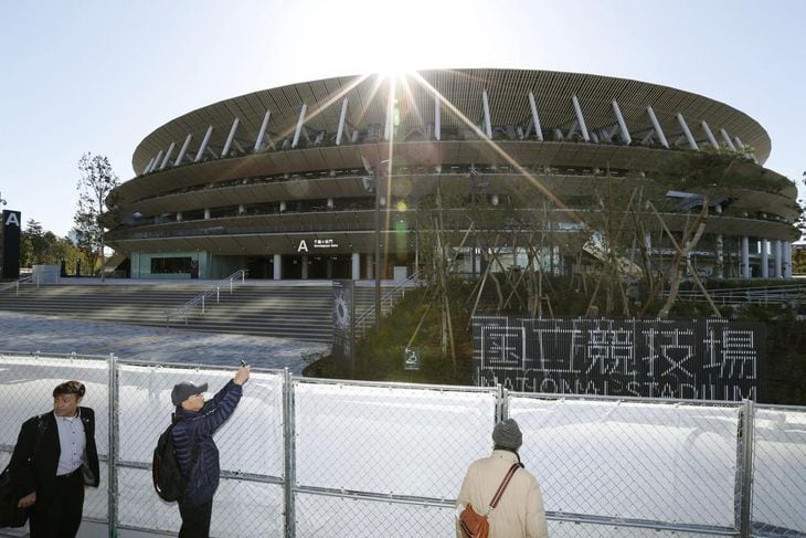 完成した新国立競技場。2020年東京五輪・パラリンピックのメインスタジアムとなる=30日午後0時6分、東京都新宿区