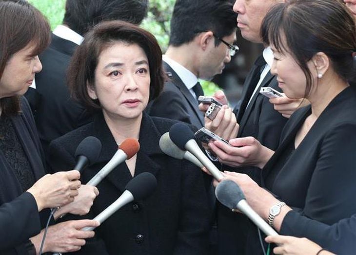 樹木希林さんの葬儀を終えて、記者の質問に答える岸本加世子=30日午前、東京都港区の光林寺(桐原正道撮影)