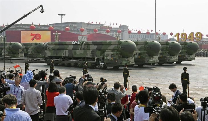中国建国70年の軍事パレードに登場した多弾頭型大陸間弾道ミサイル「東風41」=2019年10月1日、北京の天安門前(共同)