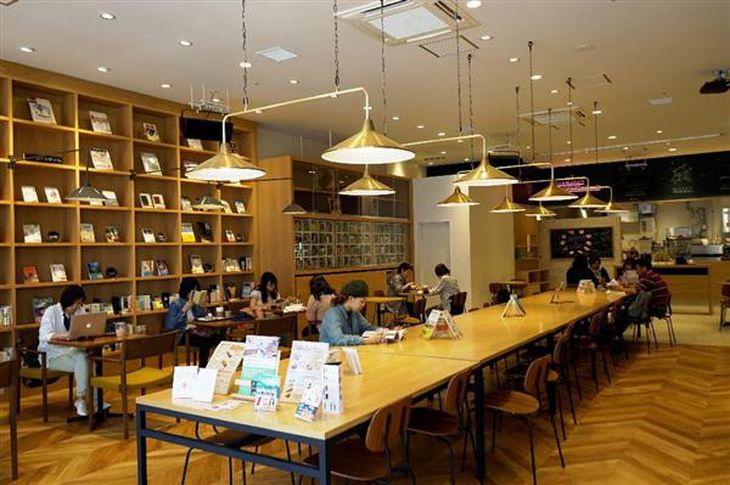 人々から持ち寄られた蔵書が並ぶ「まちライブラリー@もりのみやキューズモール」=大阪市中央区