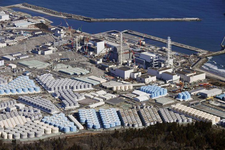 東京電力福島第1原発の敷地内に並ぶ処理水を保管するタンク=2月