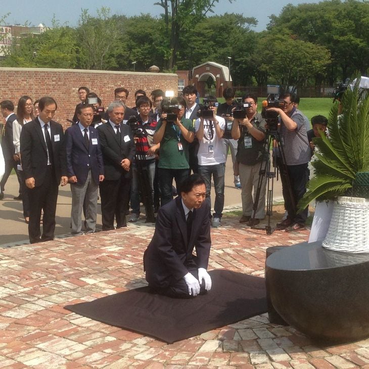韓国で日本統治時代を象徴する場と認識されているソウルの西大門刑務所跡地で、モニュメントに献花してひざまづく鳩山由紀夫元首相=2015年08月12日