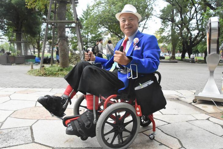 足こぎ車いすで「人生が変わった」と話す石井隆司さん=東京都中野区(吉原実撮影)