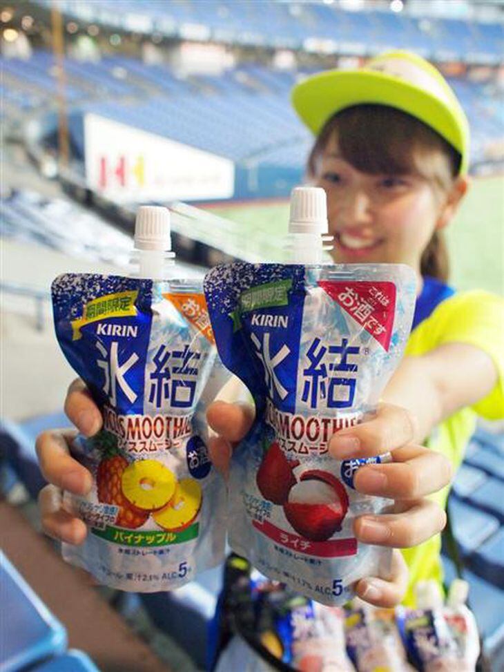 京セラドーム大阪で販売が伸びているキリンビールのチューハイ「氷結アイススムージー」シリーズ=12日、大阪市西区(田村慶子撮影)