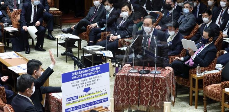 衆院予算委員会で立憲民主党・泉健太政調会長(左)の質問に答弁する菅義偉首相=2日午前、衆院第1委員室(春名中撮影)