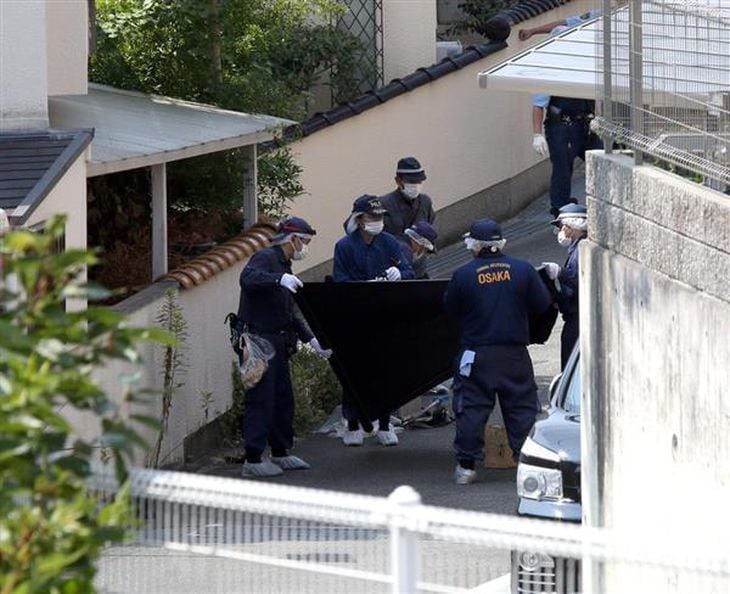 吹田市で新聞配達員刺される。現場を調べる捜査員ら=18日午前、大阪府吹田市尺谷(前川純一郎撮影)