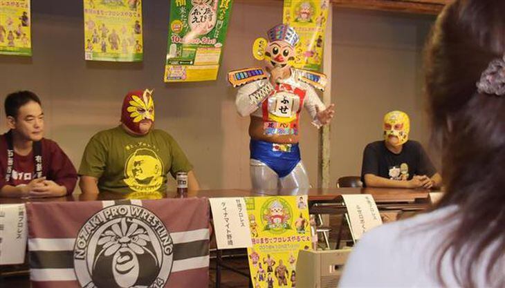 「布施プロレス」本番に向け意気込む「ふせロボくん」(左から3人目)=東大阪市
