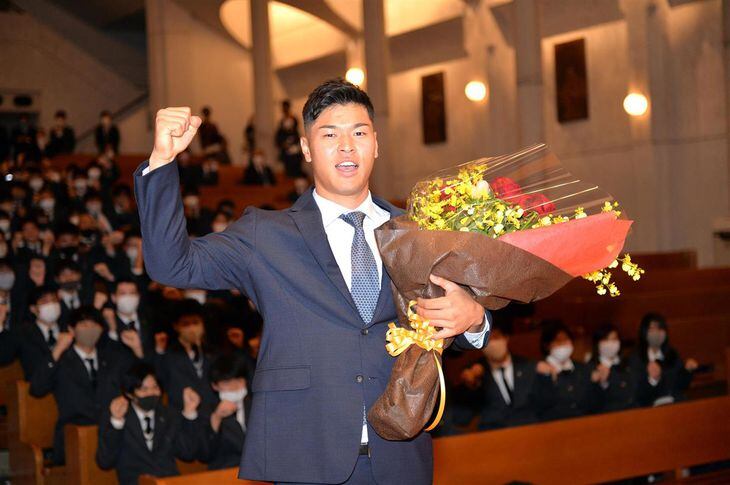 母校へ阪神タイガース1位指名の報告で訪れた佐藤輝明。救世主となるか=兵庫県西宮市(撮影・薩摩嘉克)