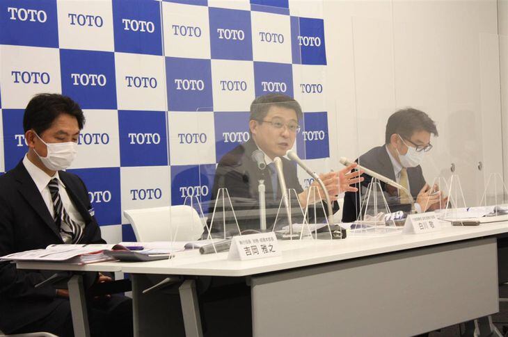 新たな経営計画を発表するTOTOの白川敬副社長(中央)