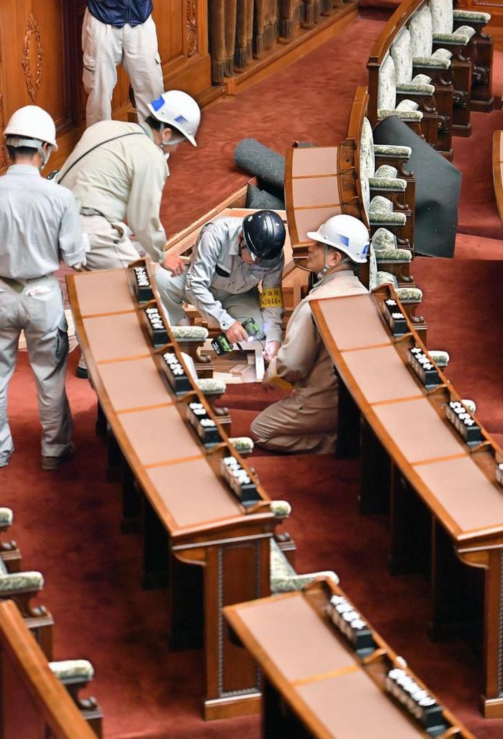バリアフリー化に向け、工事する作業員ら=28日午後、参院本会議場(宮崎瑞穂撮影)
