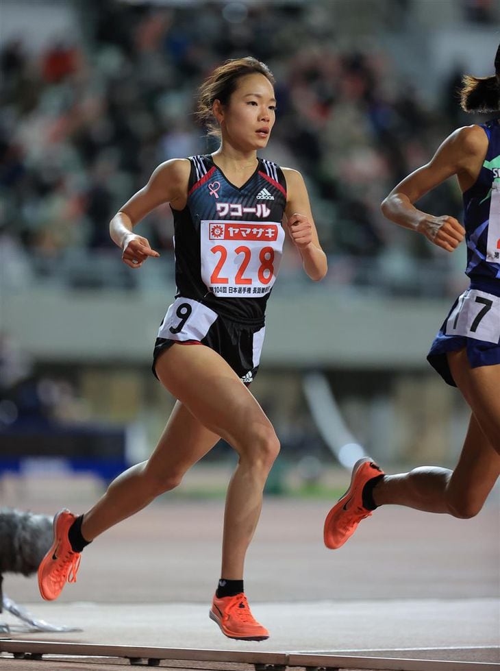 陸上日本選手権長距離種目の女子1万㍍で力走する一山麻緒=2020年12月4日、ヤンマースタジアム長居(松永渉平撮影)