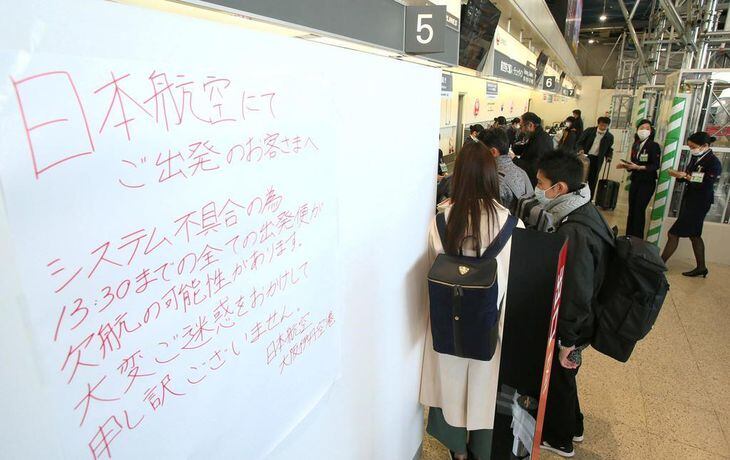 日本航空でシステム不具合が生じ、混雑するカウンター=5日午前、伊丹空港(大阪国際空港)(彦野公太朗撮影)