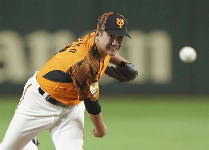 10月6日のDeNA戦で勝利投手となり、プロ野球新記録となる開幕投手から13連勝を飾った巨人・菅野=東京ドーム